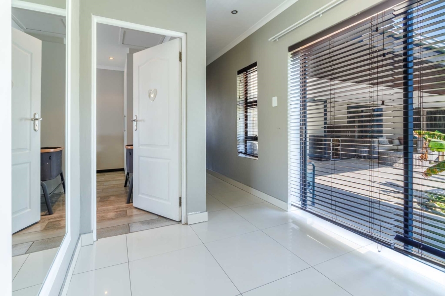 4 Bedroom Property for Sale in Flamingo Vlei Western Cape
